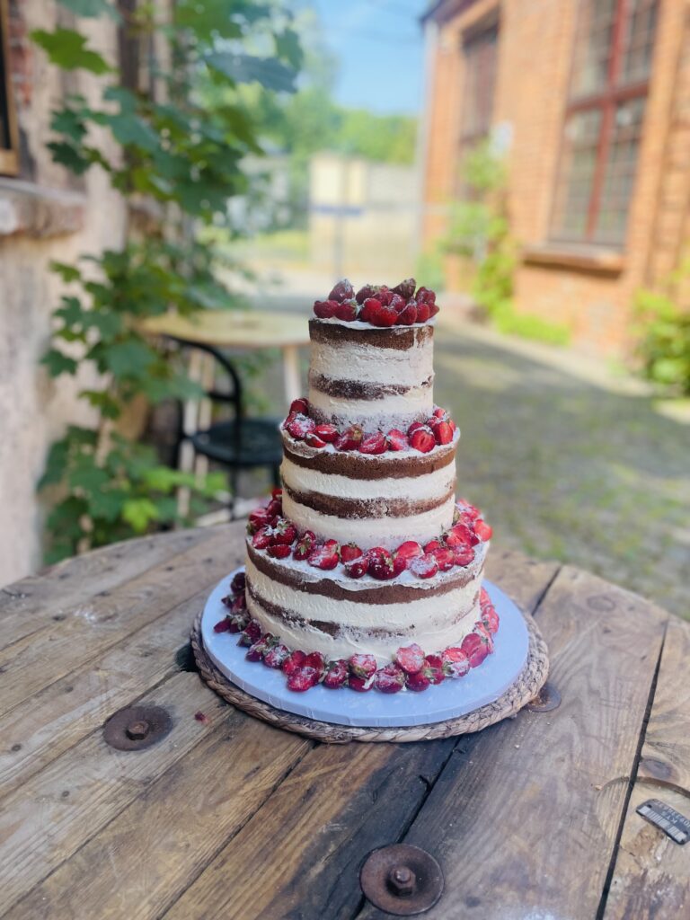 duży tort na ślub ozdobiony truskawkami